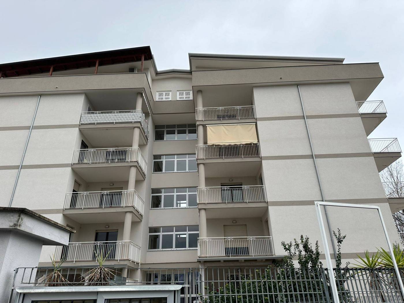 La TECNOimm di Gricignano propone in vendita un appartamento di ben 110 mq posto al secondo piano, ubicato in una zona tranquilla e ben servita. 