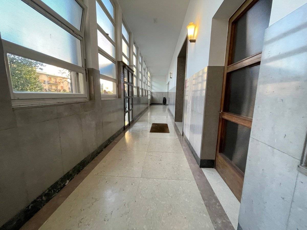 Proponiamo in vendita un ampio ufficio situato a Mestre in posizione centrale. Questo spazioso immobile, con una superficie di circa 200 mq, offre un 