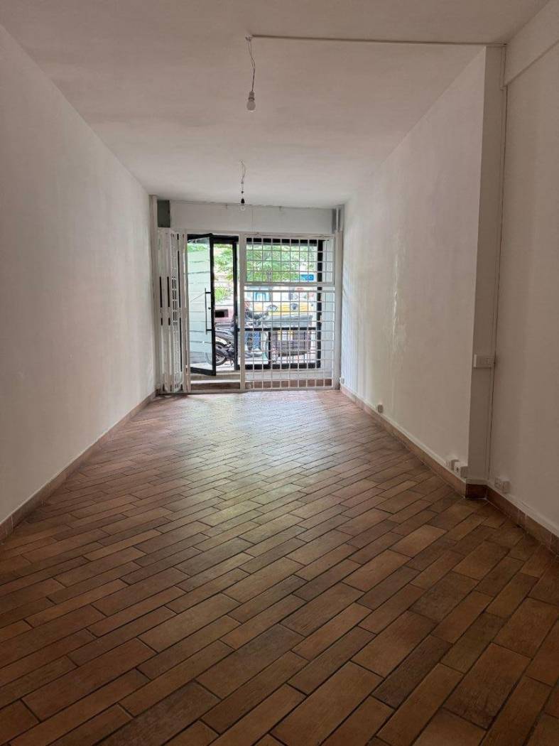 Viale dei colli portuensi ad circonvallazione gianicolense locale C1 fronte strada ci circa 30 mq, appena risistemato, serranda elettrica con bagno. 