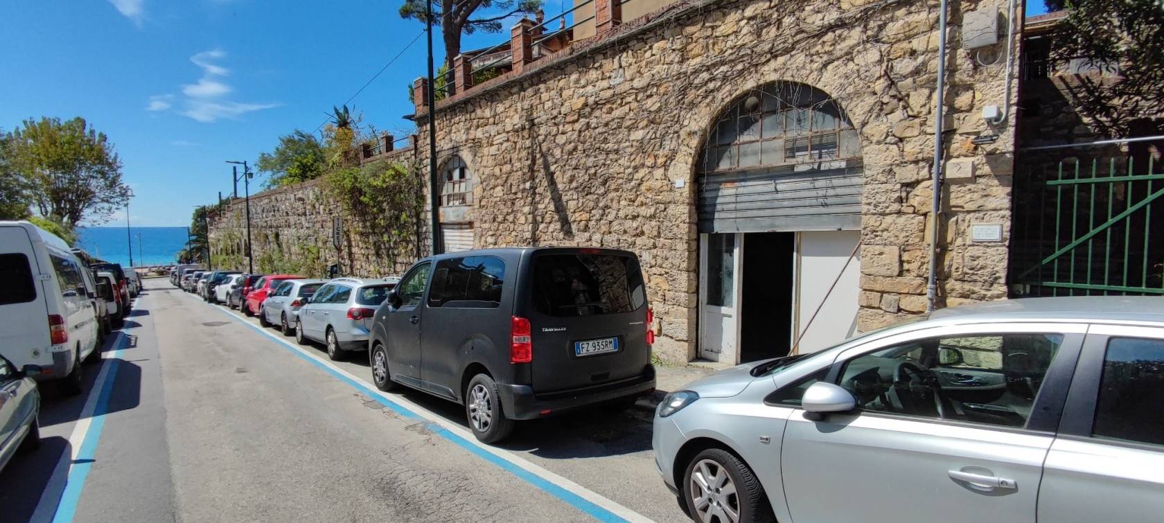 ALBARO affittasi Via Martorelli a 200 metri da Corso Italia , locale piano strada mq 156, Categoria C/2, con soppalco e servizio ìgienico, volendo si 