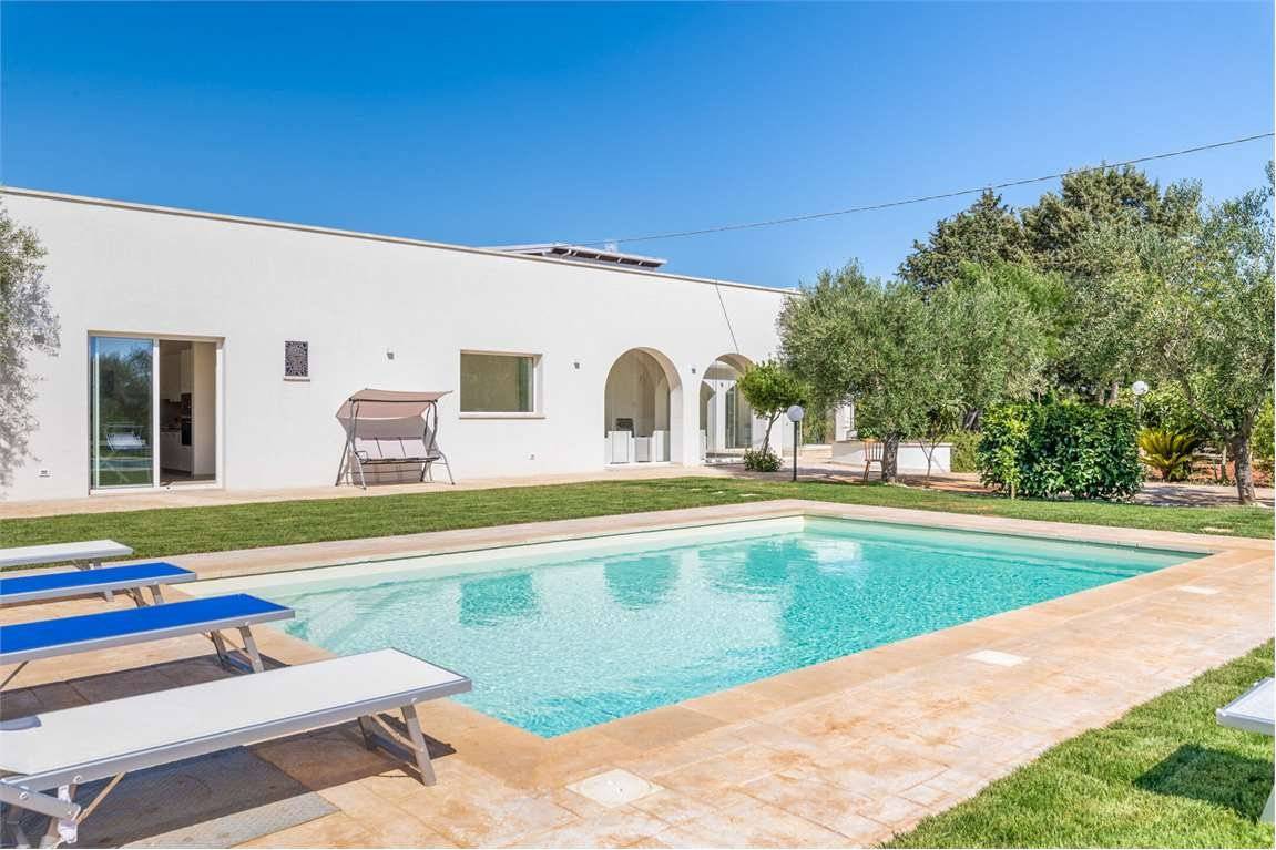 Villa dei Nonni è un incantevole rifugio immerso nelle campagne di Ostuni, nella suggestiva Valle d'Itria. Questa affascinante residenza, circondata 