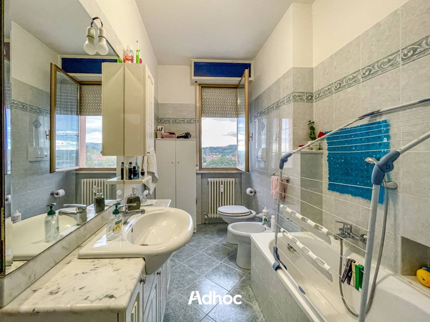 Bagno finestrato con vasca_v1