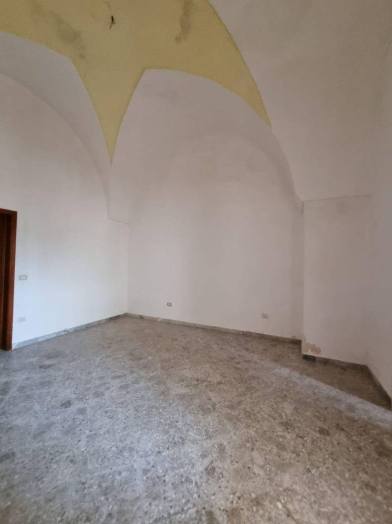 Copertino - In zona semicentro proponiamo una casa indipendente posta al piano rialzato. E' composta da due vani con tipiche volte a stella, un vano 