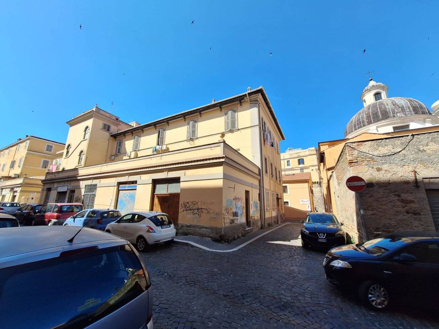 L'Agenzia Immobiliare Tecnoedil, propone in vendita un Appartamento Storico nel Cuore di Civitavecchia, di 140 mq. , situato al primo piano di una 