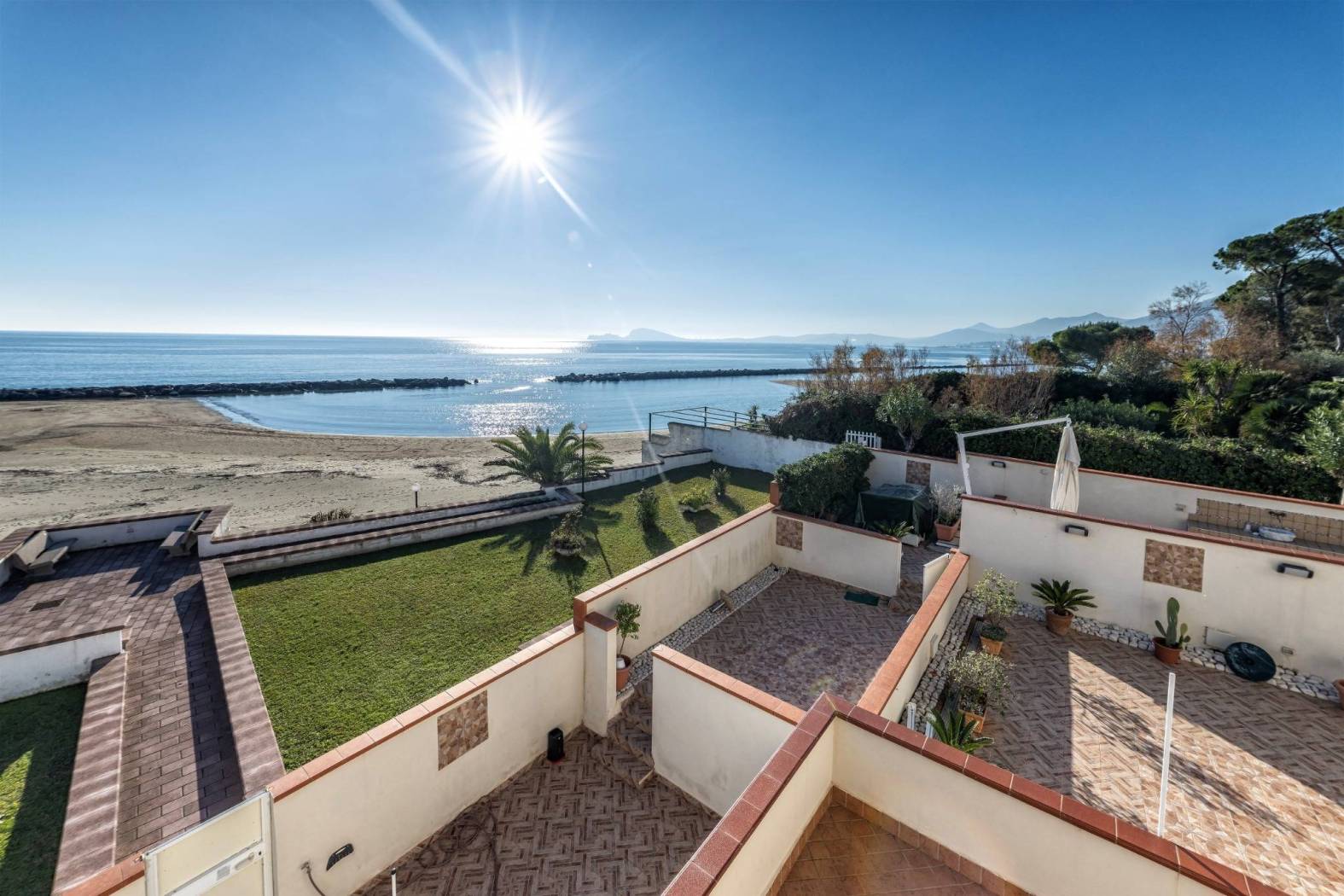 Proponiamo in vendita esclusiva a Formia, parco Acquazzurra, appartamento unico nel suo genere con vista panoramica sull'intero Golfo, fronte mare e 