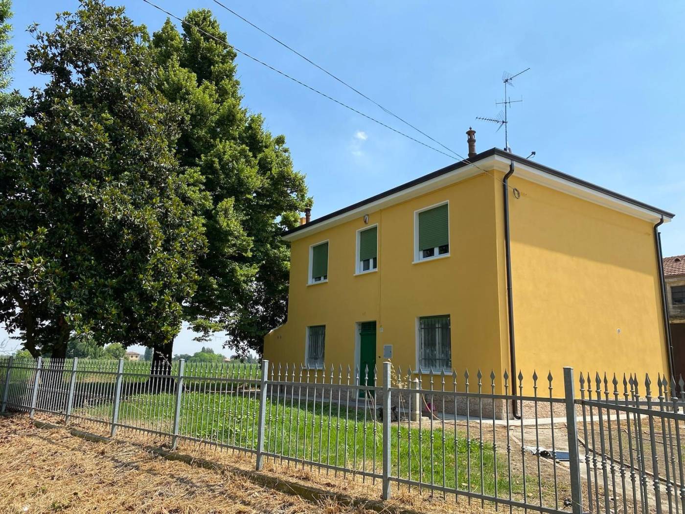 Se siete alla ricerca di una villa spaziosa e indipendente a pochi passi da Ferrara non perdete questa occasione! In Via Canalazzi, tra Baura e Corlo,