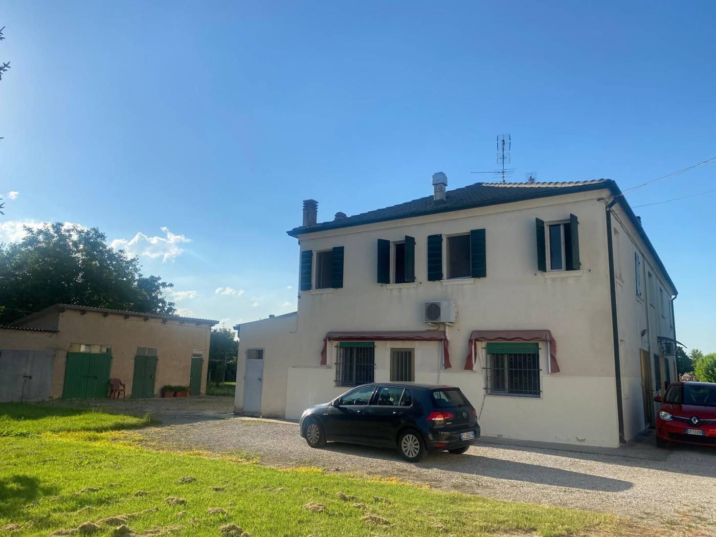 A Montesanto, a 15 km dalla città, proponiamo in vendita porzione di casa colonica in bifamiliare, disposta su due livelli con ingresso indipendente 