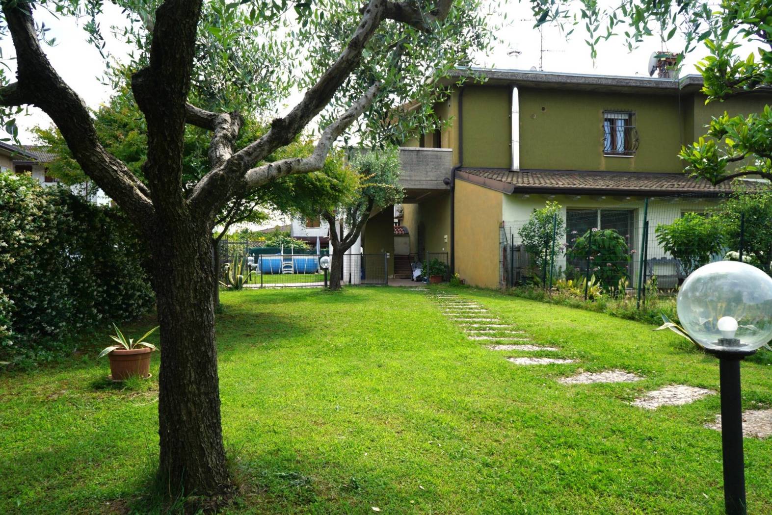 Villa bifamiliare con giardino