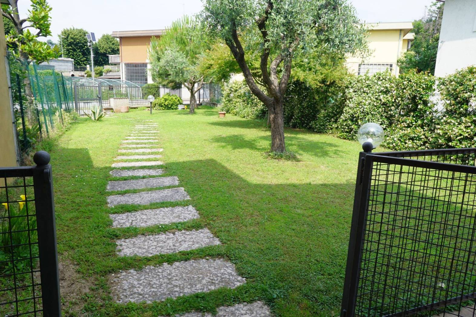 Villa bifamiliare con giardino