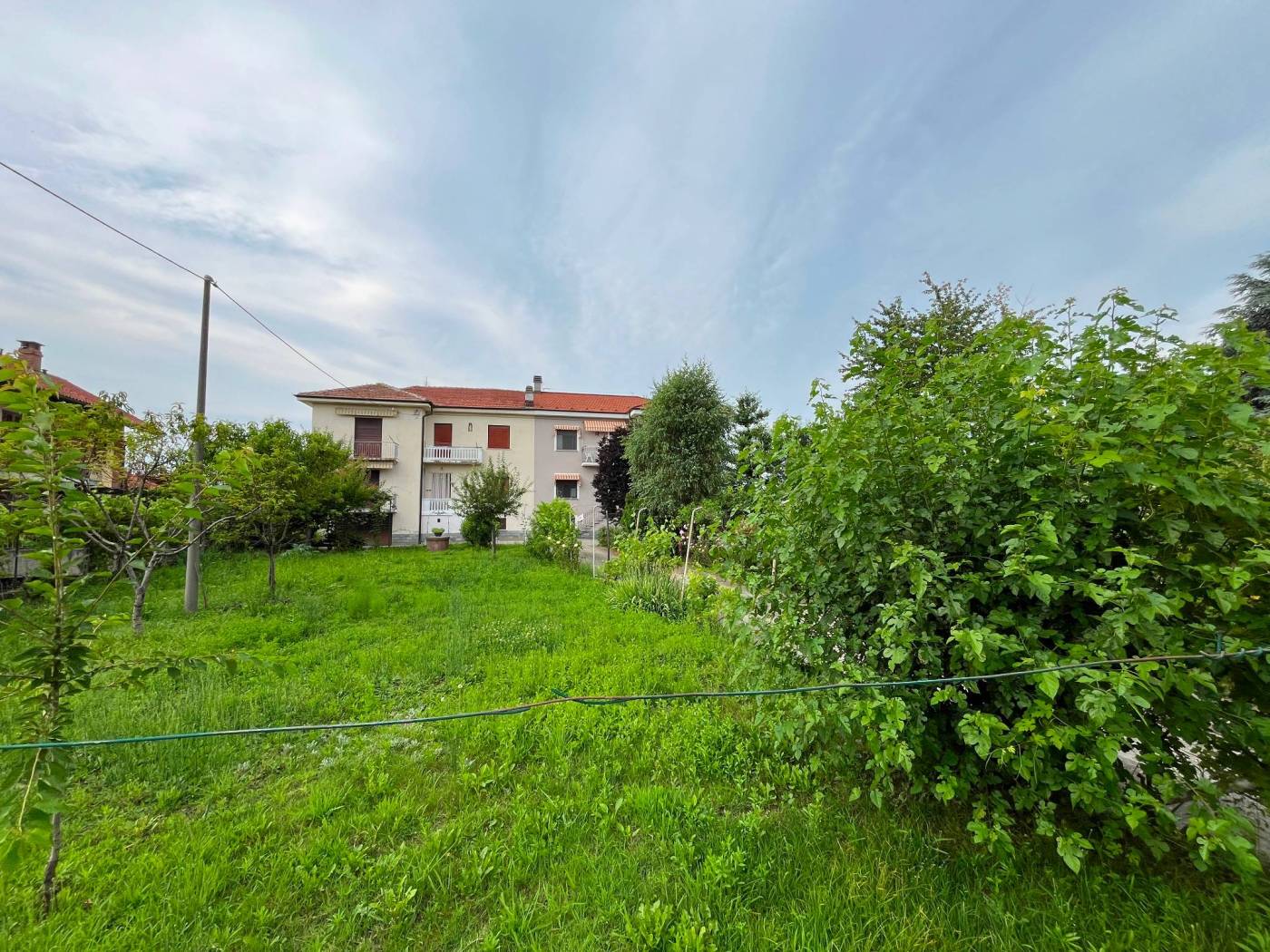 In centro Pessione, in posizione tranquilla e comoda, proponiamo in vendita una porzione di villa bifamiliare con annesso giardino privato. 