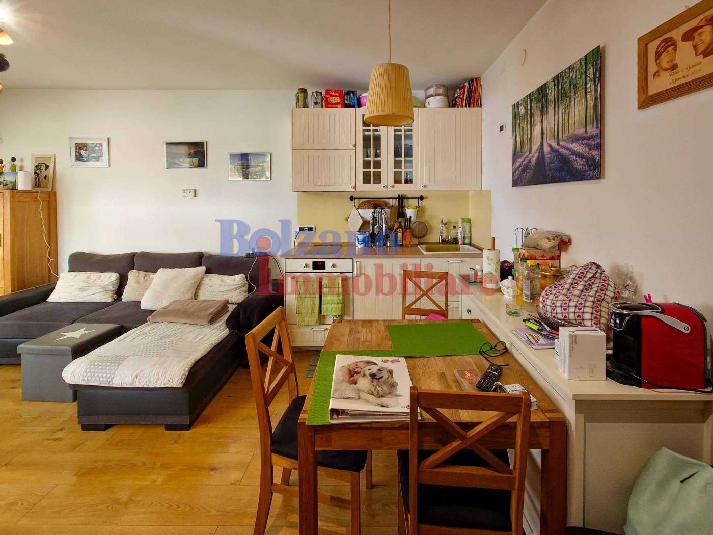 In vendita a Bolzano un appartamento bilocale moderno di 54mq, arricchito da un spazioso balcone perimetrale, molto accogliente e luminoso. Primo 