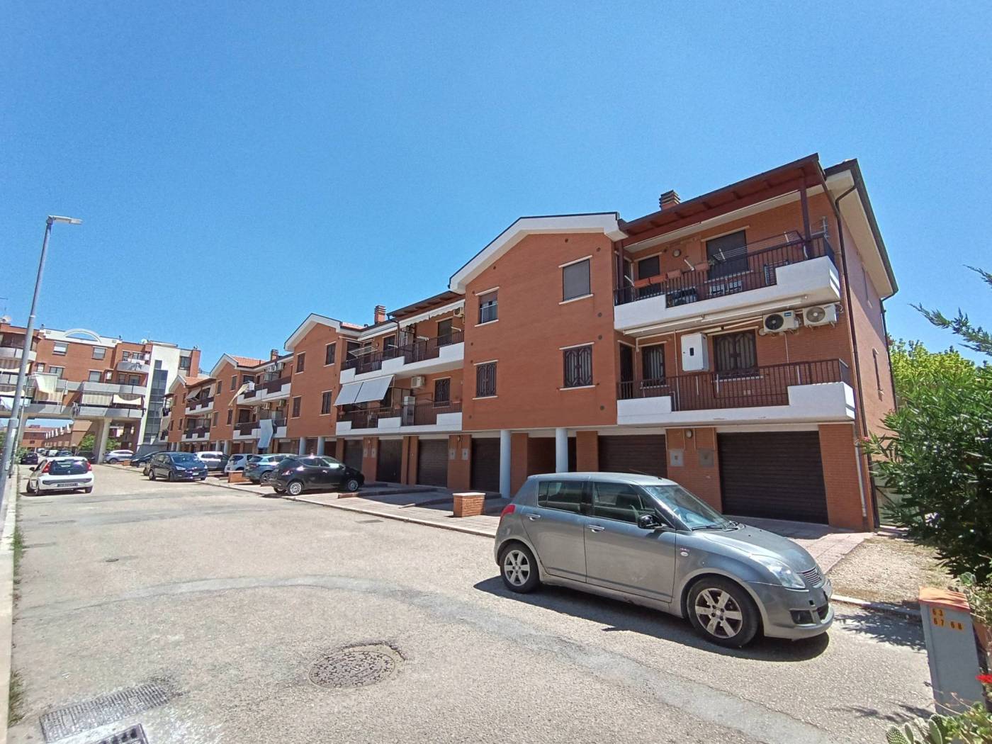 In Via Antonio Occhiochiuso (lato Via Giuseppe La Torre), in una zona della città piena di verde ed in espansione, ben collegata con gli ospedali 