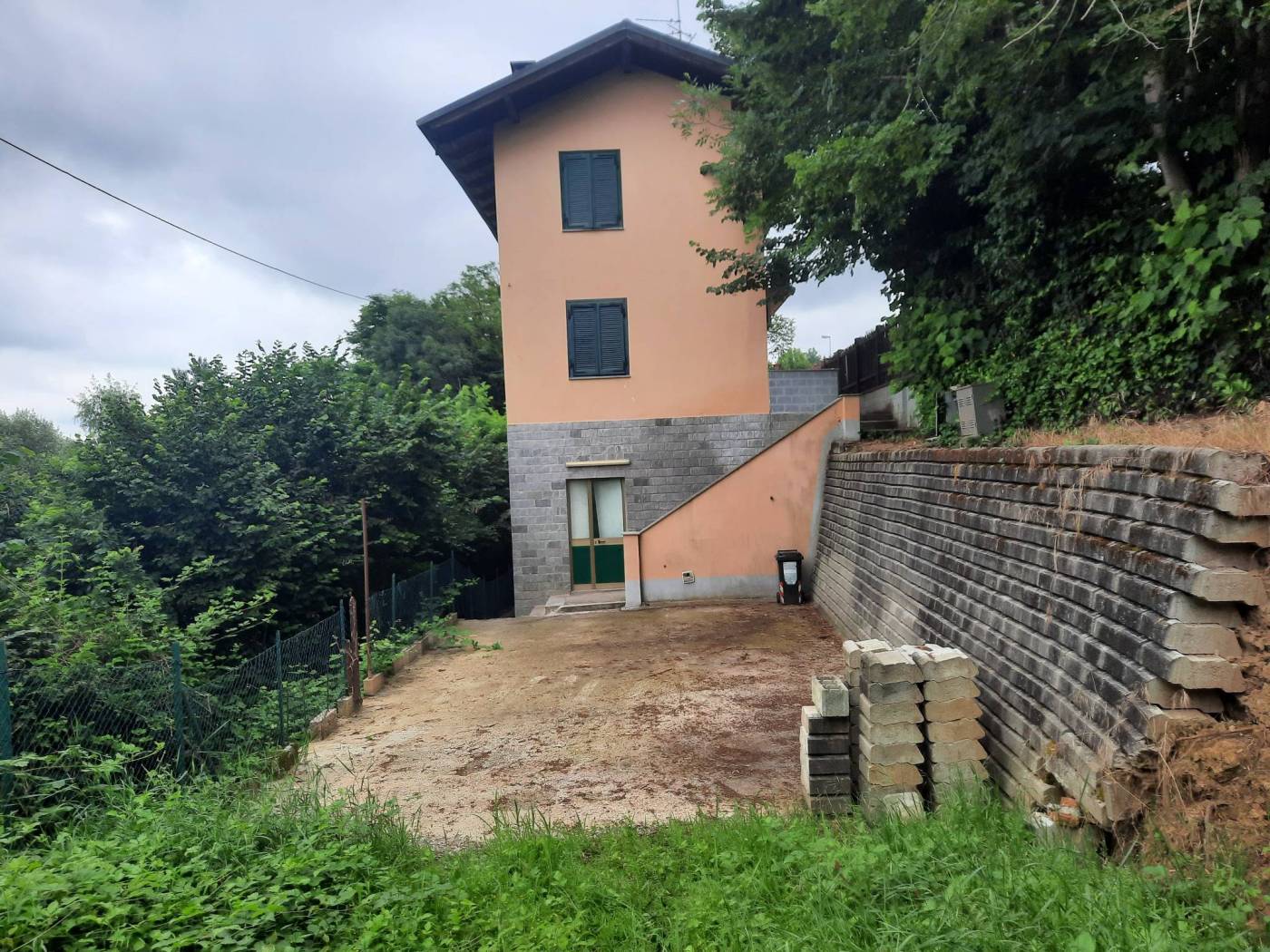 Scopri questa affascinante villetta da ristrutturare, libera su quattro lati, situata nel cuore di Castiglione, sulla via principale. Questa 