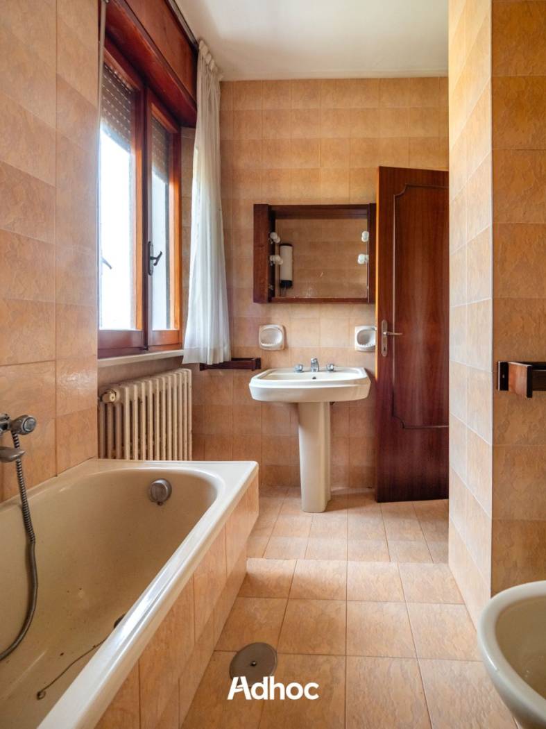 Bagno Finestrato con Vasca_V2