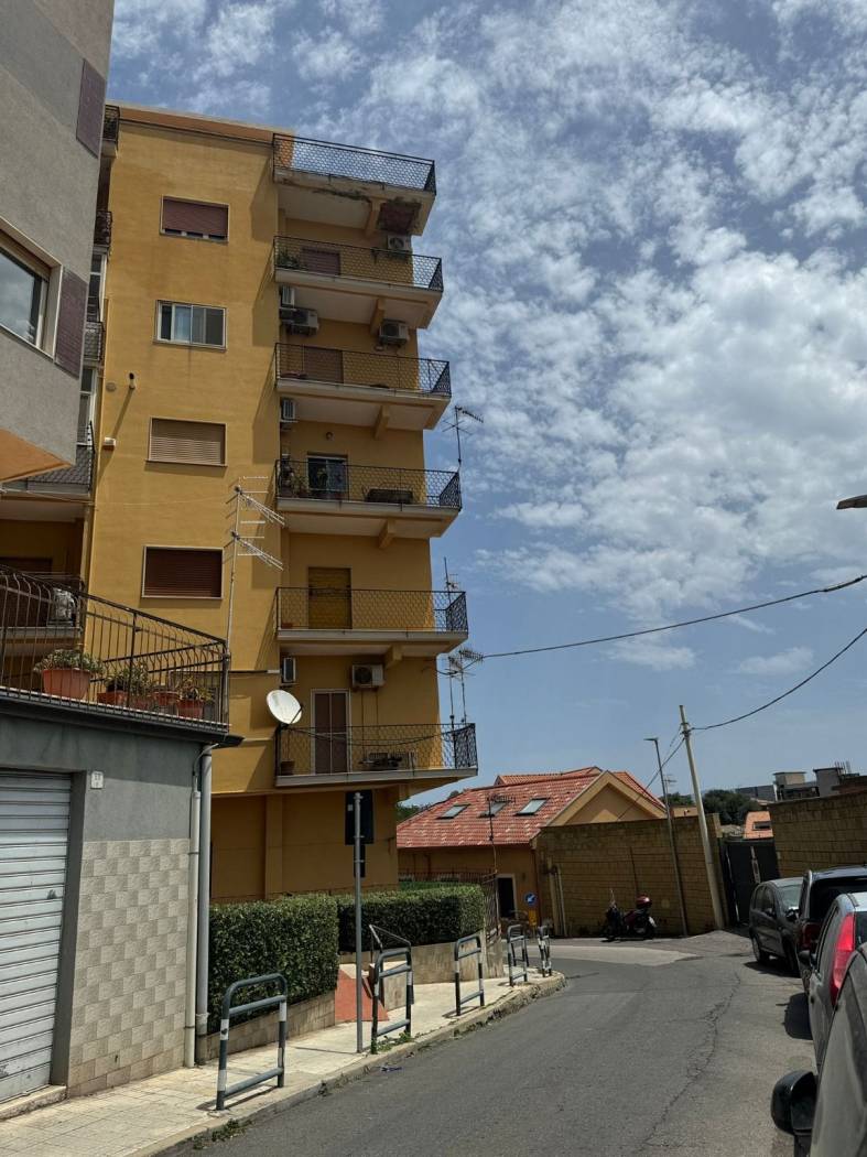 Via Noviziato a pochi passi dal rinomato Viale Italia proponiamo in vendita comodo quadrivani con ampio terrazzo a livello. L'immobile, facente parte 