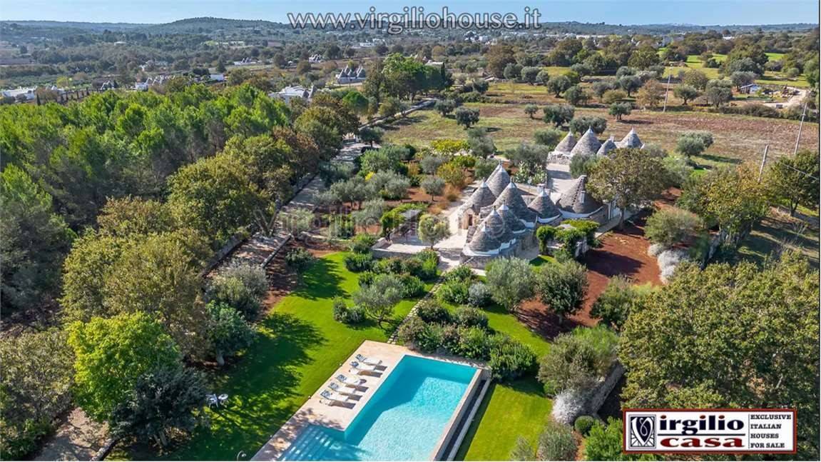 Virgilio House è lieta di presentare: Splendida Masseria in trulli ristrutturata, con Piscina a Sfioro nella Campagna di Ostuni Un Rifugio di 