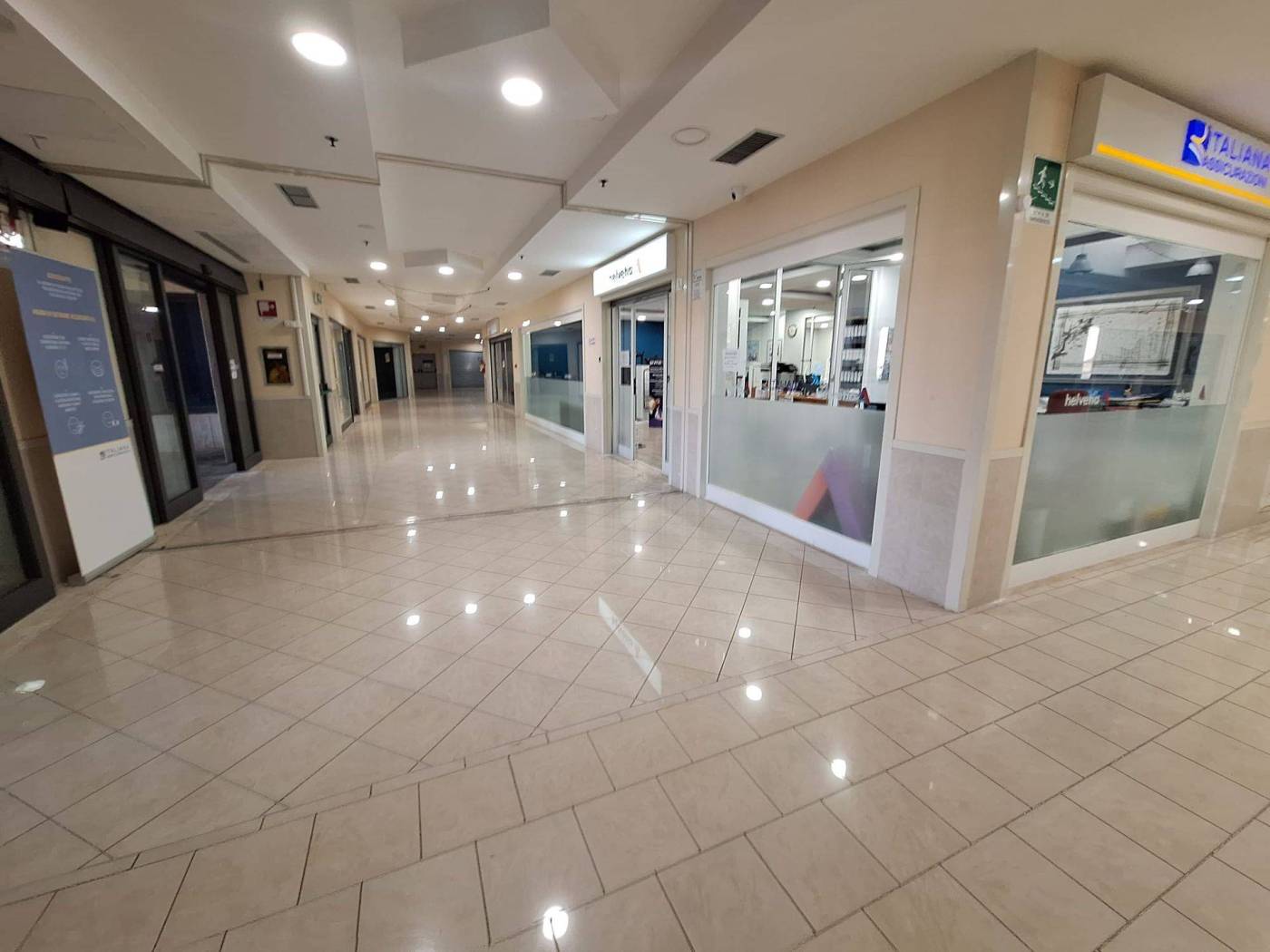 Nel Centro Commerciale dei MULINI, proponiamo in vendita un locale commerciale di 92 mq. situato al primo piano con ascensore, composto da 5 locali 