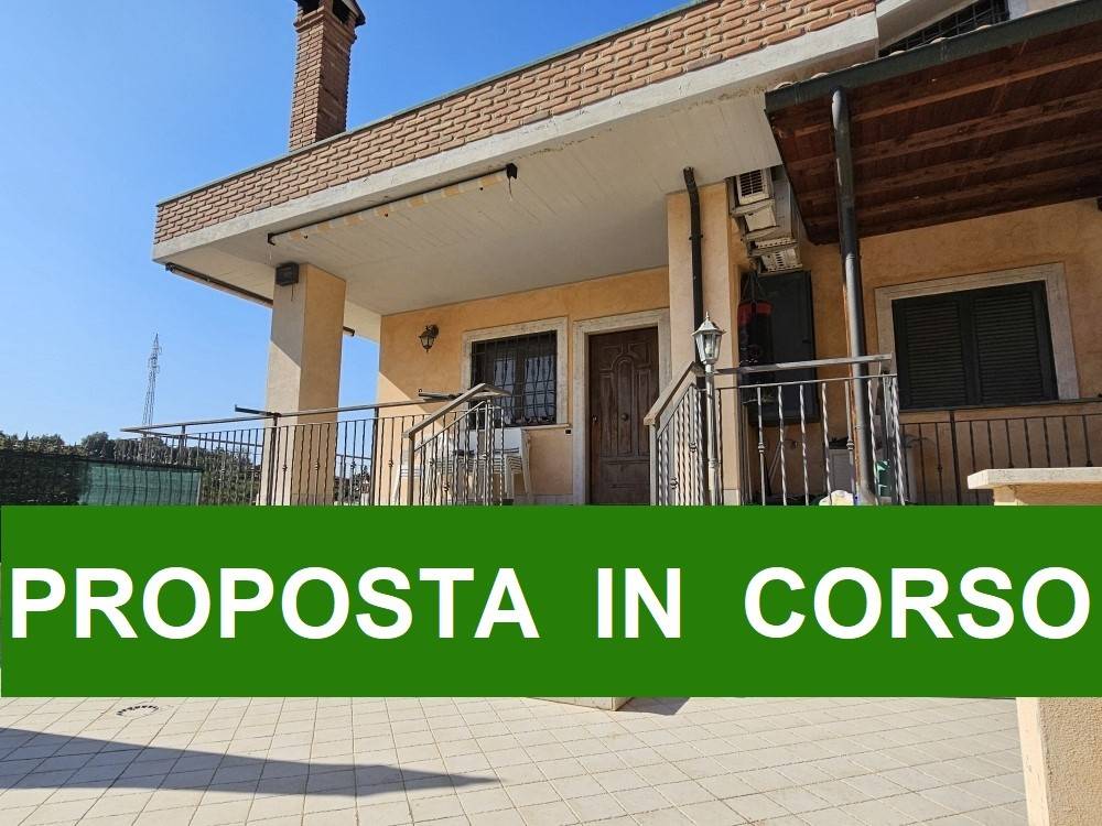 FONTE NUOVA - località Tor Lupara - Proponiamo in vendita porzione angolare di villa pentafamiliare disposta su 3 livelli e così composta: al piano 