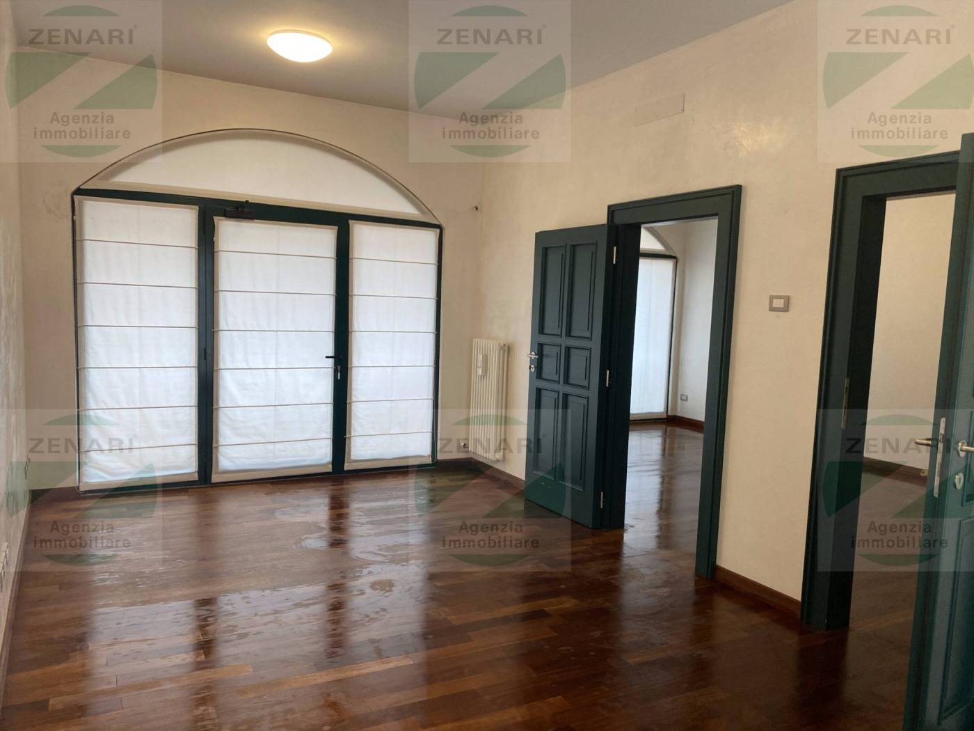 A Trento, in posizione centrale e di forte passaggio, a due passi da piazza Duomo e nel cuore della zona universitaria, affittiamo locale commerciale 