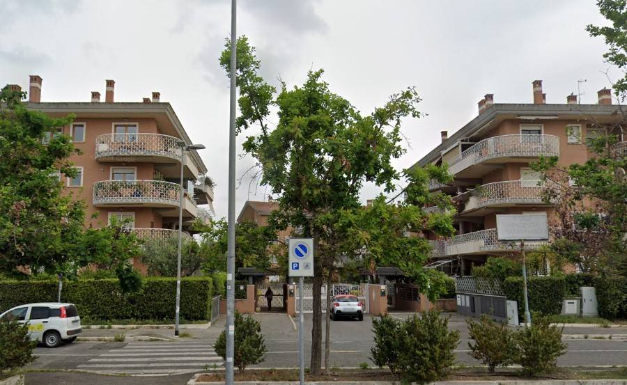 VALLERANELLO e più precisamente in Viale Vincenzo Marronaro, – fra la via Pontina e la via Laurentina, in una palazzina in cortina di recente 