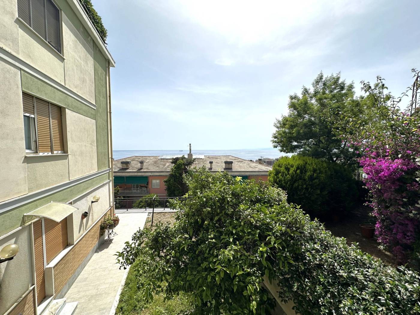 QUINTO - VIA DAL VERME: Proponiamo in locazione appartamento con giardino vista mare e box auto. L'immobile viene consegnato completamente da 