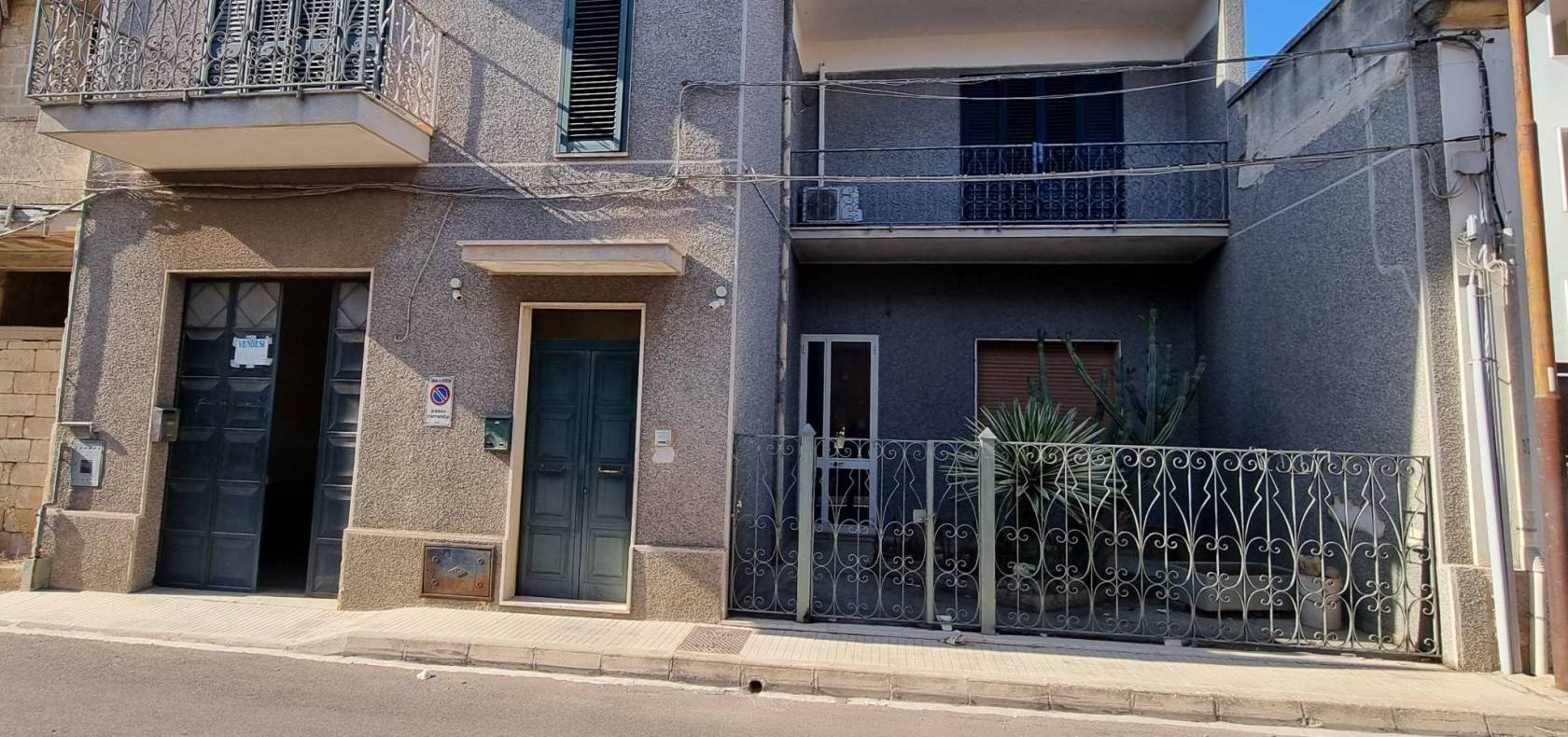 Copertino - via Calabria - In zona servita, ubicata su di una traversa della via per Nardò, proponiamo una casa posta al piano terra con accesso 