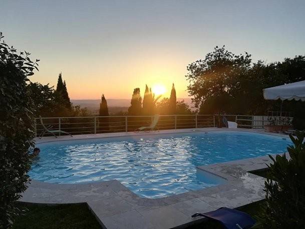 Poderi di Montemerano, proponiamo in vendita una spendida villa con piscina. La proprietà è situata su una collina con una fantastica vista 