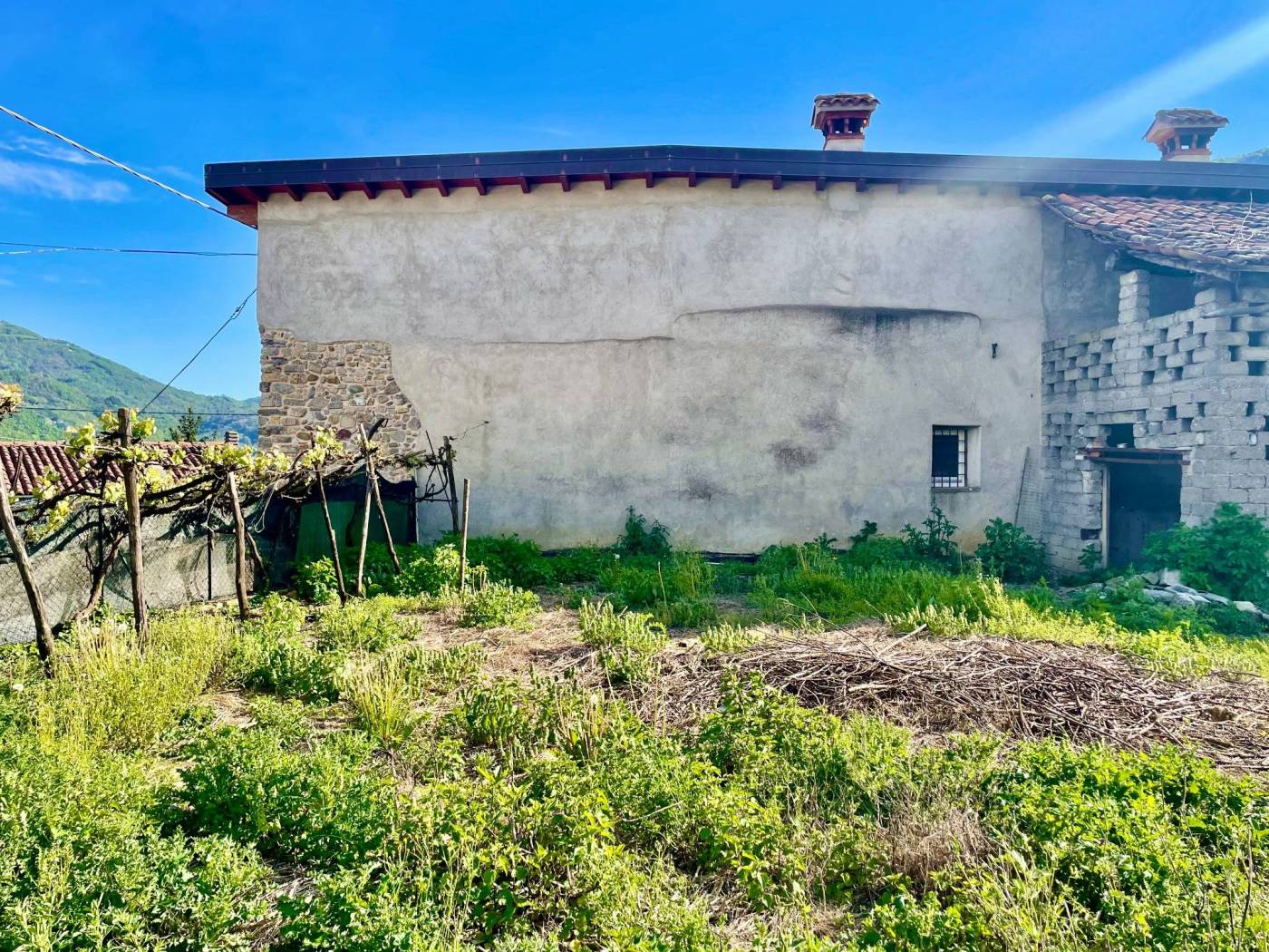 In zona residenziale di Casazza, nella frazione alta di Mologno, disponibile rustico completamente da ristrutturare con giardino e due box. 