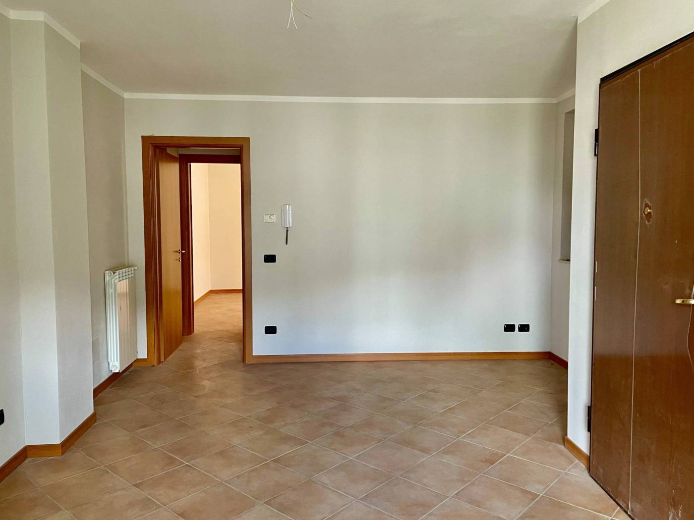 Ad Albino, nella frazione di Casale, zona splendida per chi ama colline e montagna, proponiamo in vendita splendido bilocale ristrutturato 