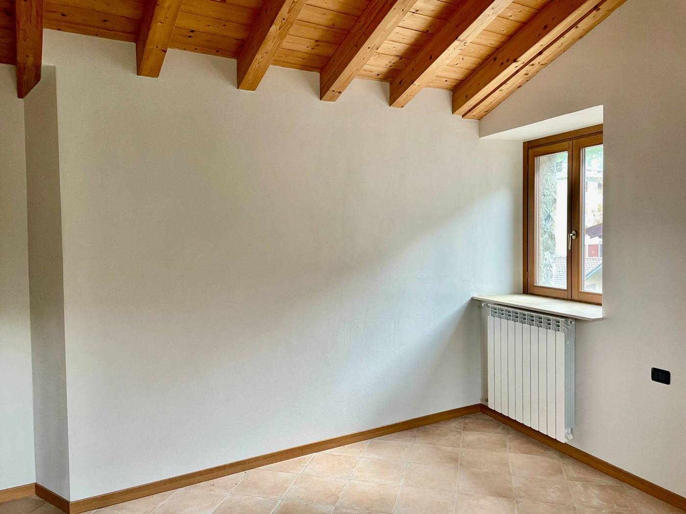 Ad Albino, nella frazione di Casale, zona splendida per chi ama colline e montagna, proponiamo in vendita splendido trilocale ristrutturato 