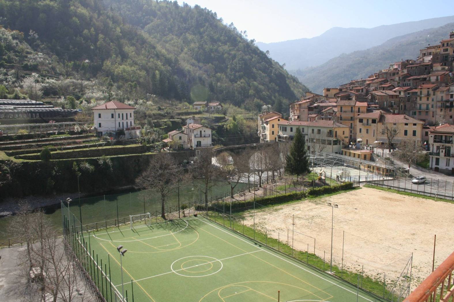 vista verso campi sportivi