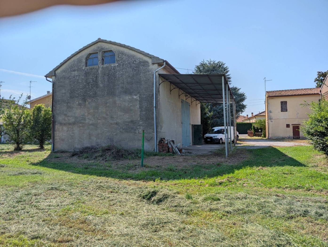 In vendita a Sant'Egidio, a pochi minuti da Ferrara, una casa bifamiliare indipendente su tre lati. Questa proprietà, disposta su due livelli, offre 