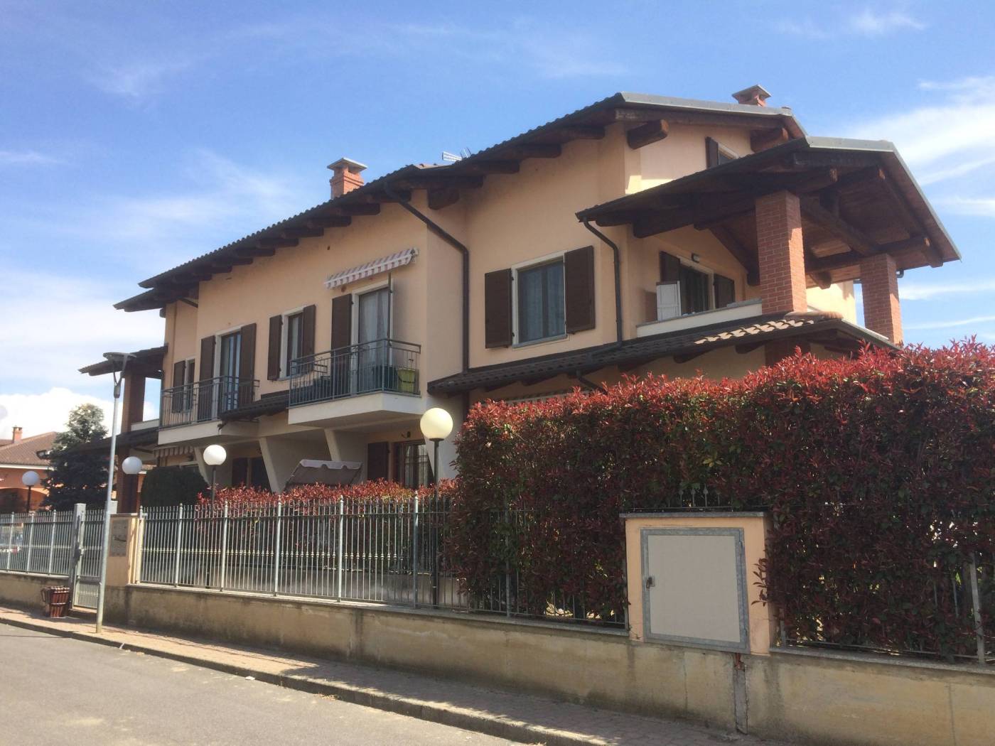 In Villanova d'Asti, in tranquilla zona residenziale e comoda ai principali servizi, proponiamo in vendita un appartamento in una piccola e recente 