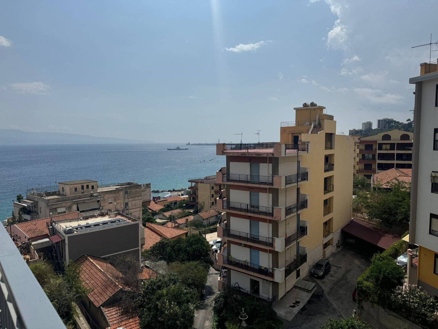 Paradiso, Salita Catena a pochi passi dal mare proponiamo in vendita comodo trilocale panoramico. L'immobile è posto al quarto piano di una palazzina 