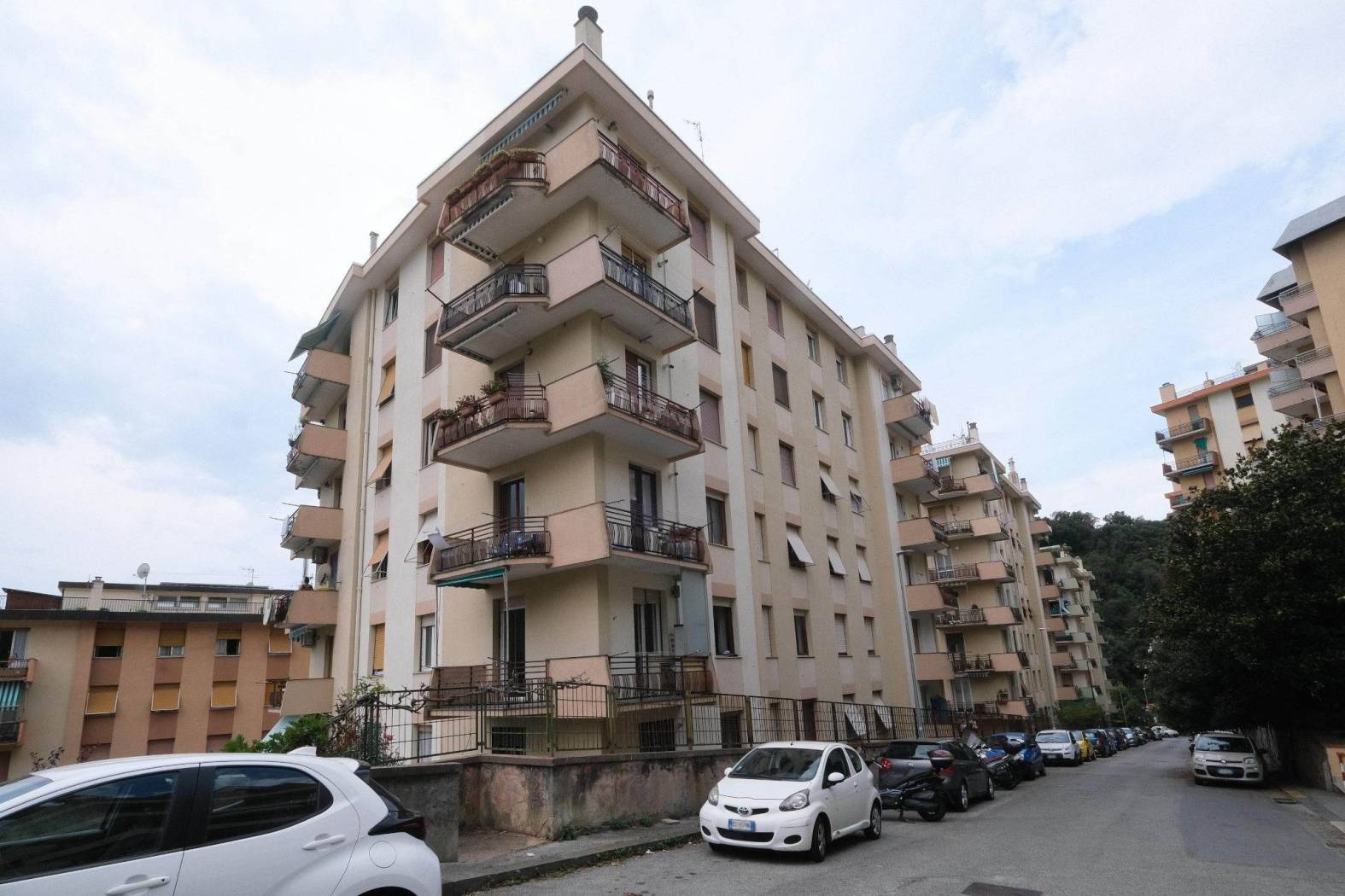 PEGLI Via Laviosa, adiacentissimo a Via Caldesi, in palazzina signorile in buono stato generale ,appartamento posto al 4° piano con ascensore, 