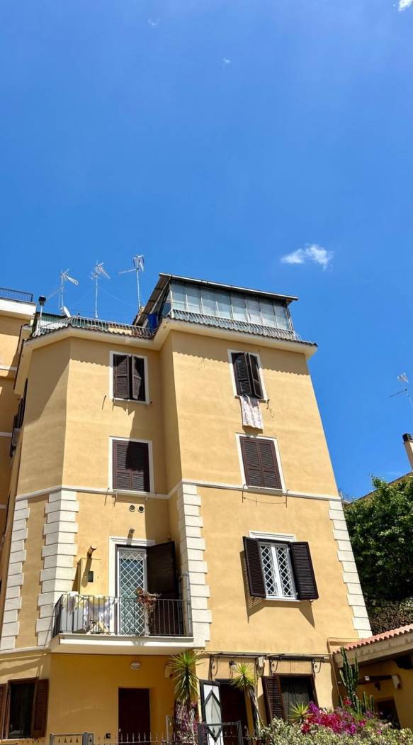 Monteverde Vecchio adiacente Villa Pamphili e Via Vitellia e più precisamente in Via Clivo Rutario la BL Case immobiliare propone in vendita in una 