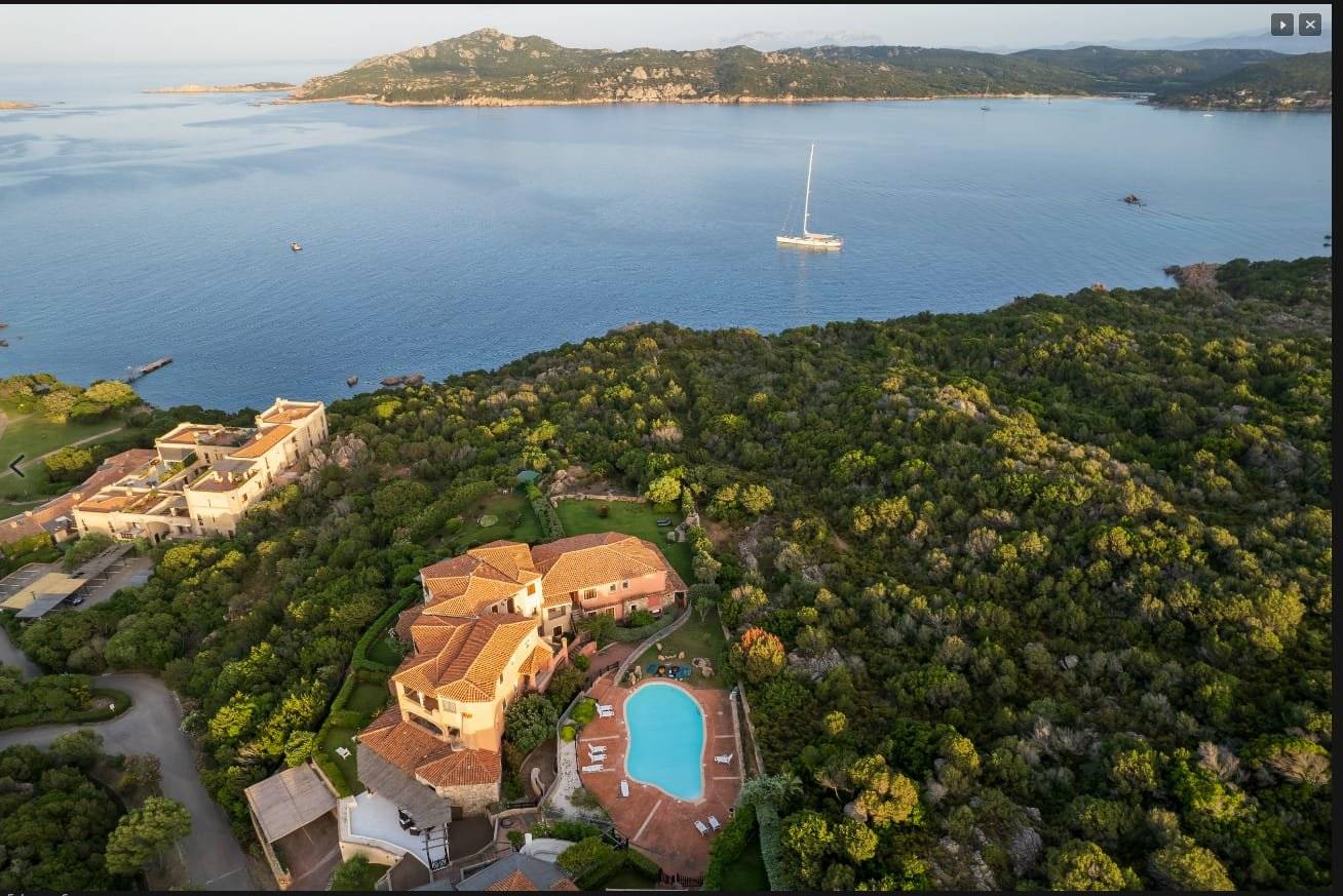 A Porto Cervo, nella suggestiva Cala Romantica, elegante appartamento in residence esclusivo. A 200 mt dalla spiaggia e 400 dalla Piazzetta, 