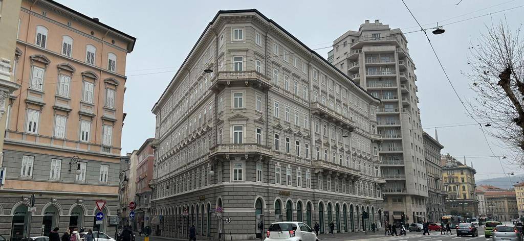 In palazzo d'epoca signorile e ristrutturato, al quarto piano con ascensore, proponiamo stanza in ufficio condiviso. Uso condiviso di sala riunioni e 