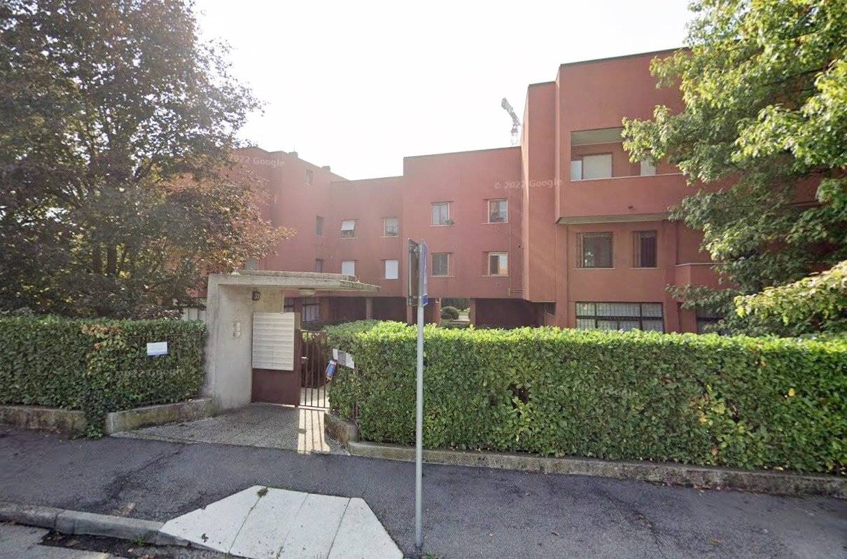 MONZA: libero subito, ufficio/studio di circa 40 mq, sito al piano terra, inserito in contesto condominiale tranquillo ed ordinato ordinato. La 