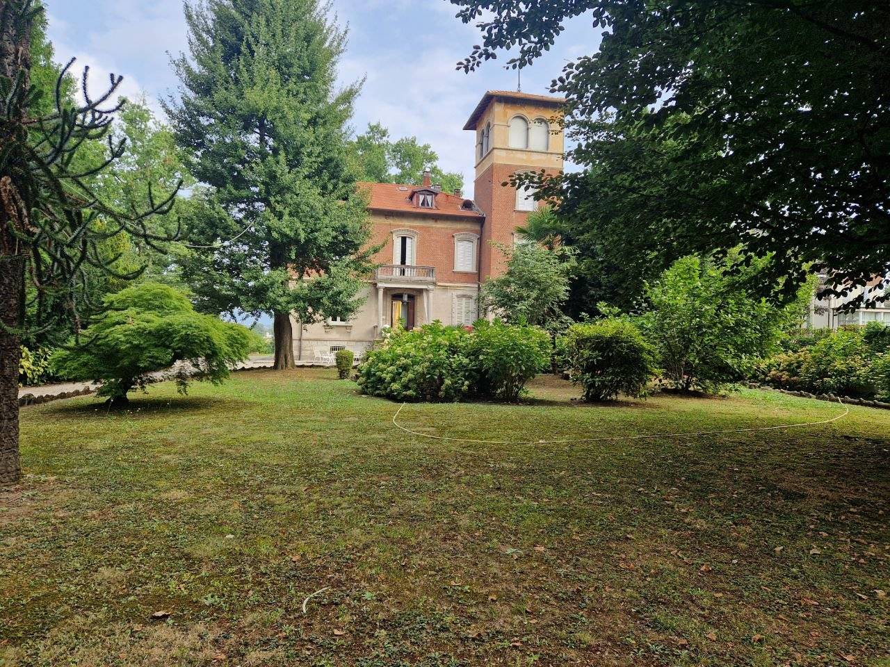 **Villa Liberty del 1900 con Parco Secolare** Scopri l'eleganza senza tempo di questa villa in stile Liberty risalente al 1900, conservata con tutte 