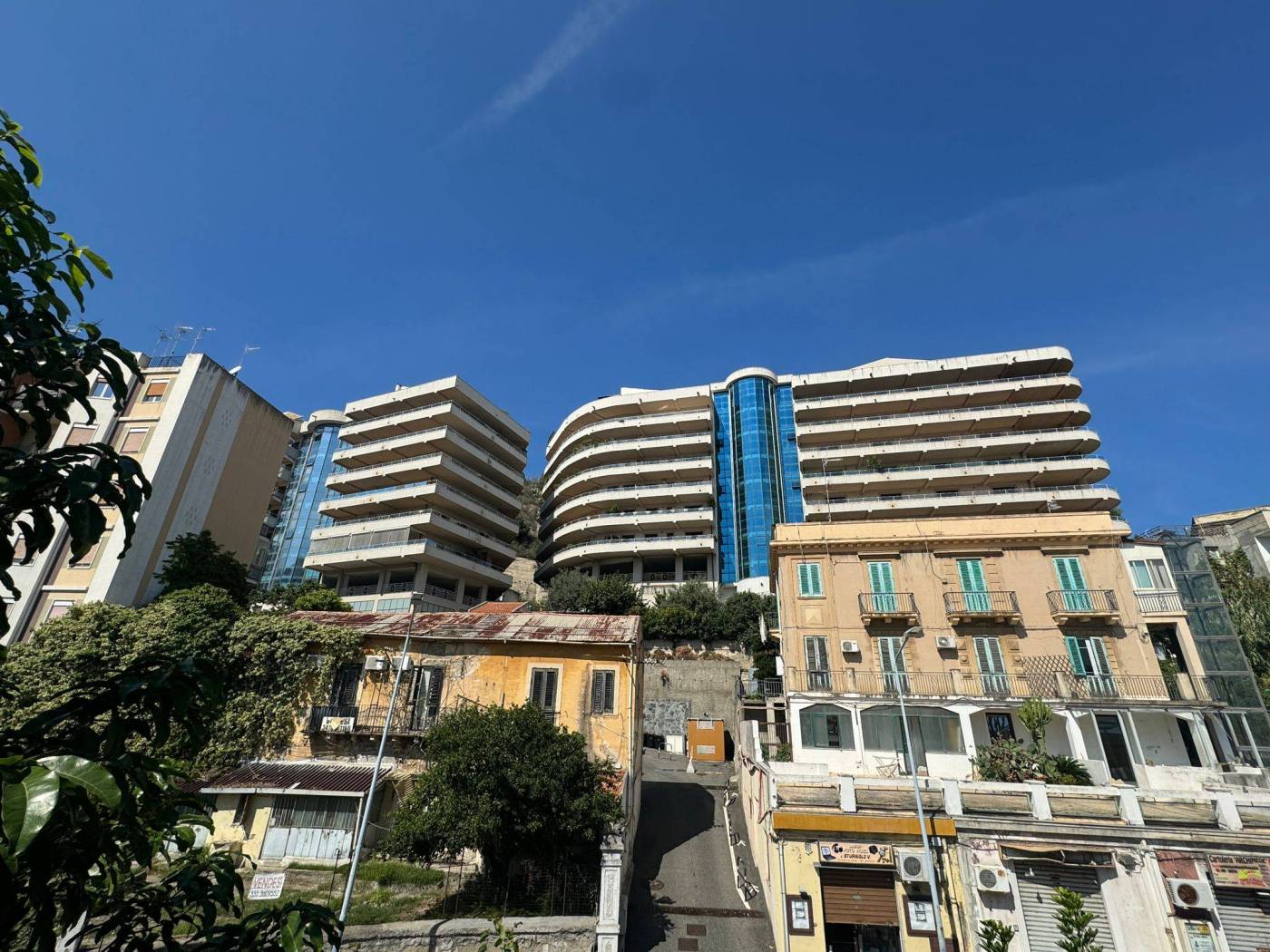 All'interno del rinomato residence proponiamo in vendita ampio magazzino di oltre 500mq, al piano terra con ingresso dalla strada condominiale. 