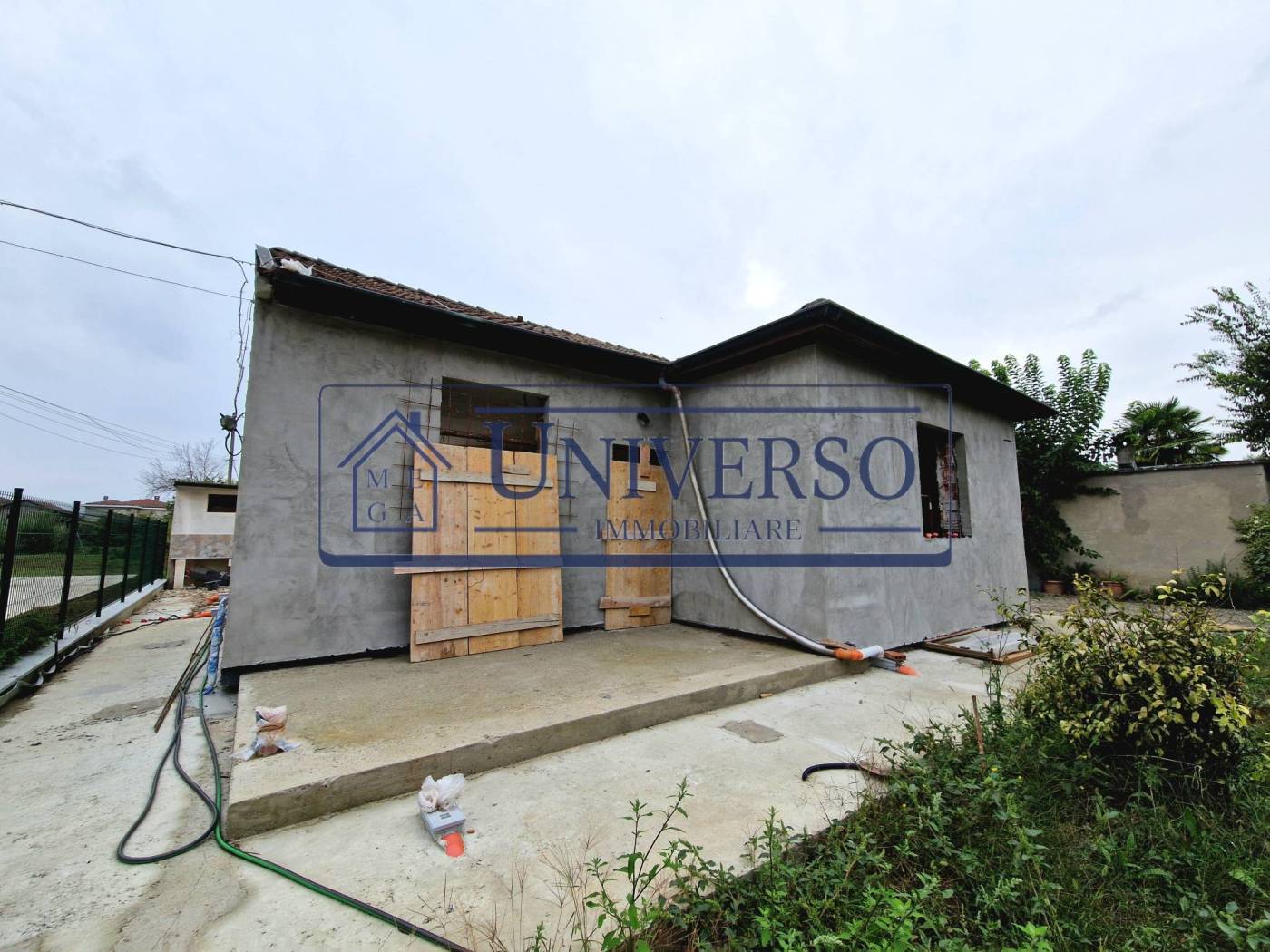 VOGHERA: Zona Ponterosso/Strada Ferretta, villetta singola libera su quattro lati composta da ingresso su zona giorno con angolo cottura, disimpegno, 