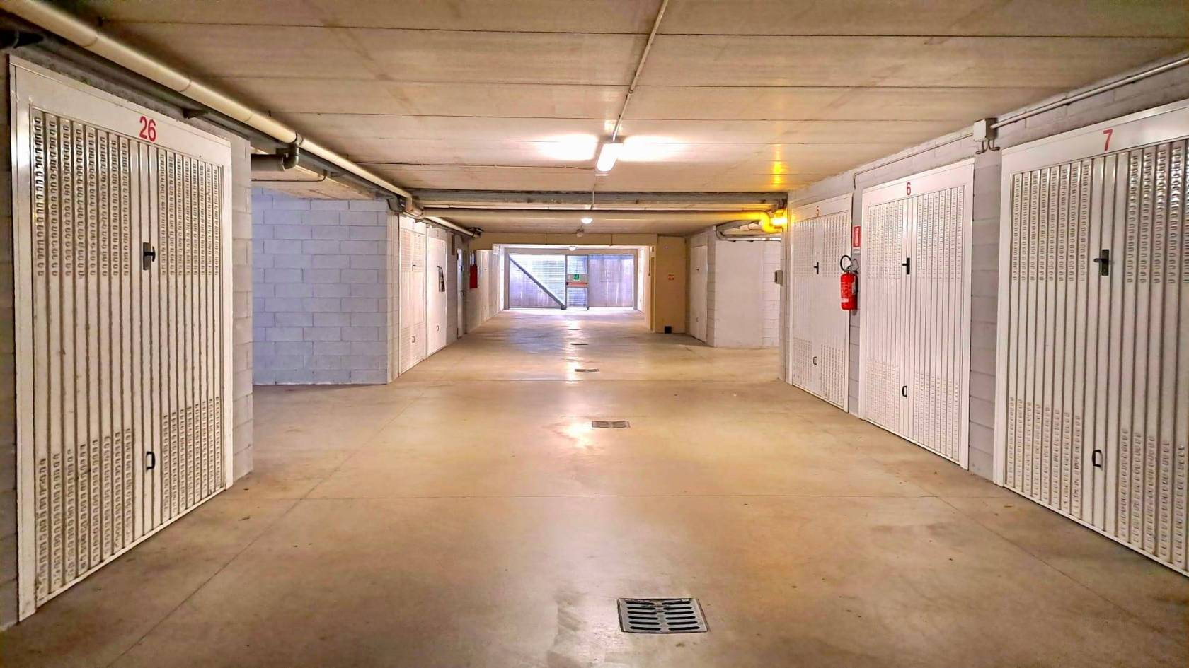 In zona centrale, comodo per tutti i collegamenti con strade ed autostrade; disponibile in vendita ampio box singolo di circa 16m2, altezza 2,50mt. 