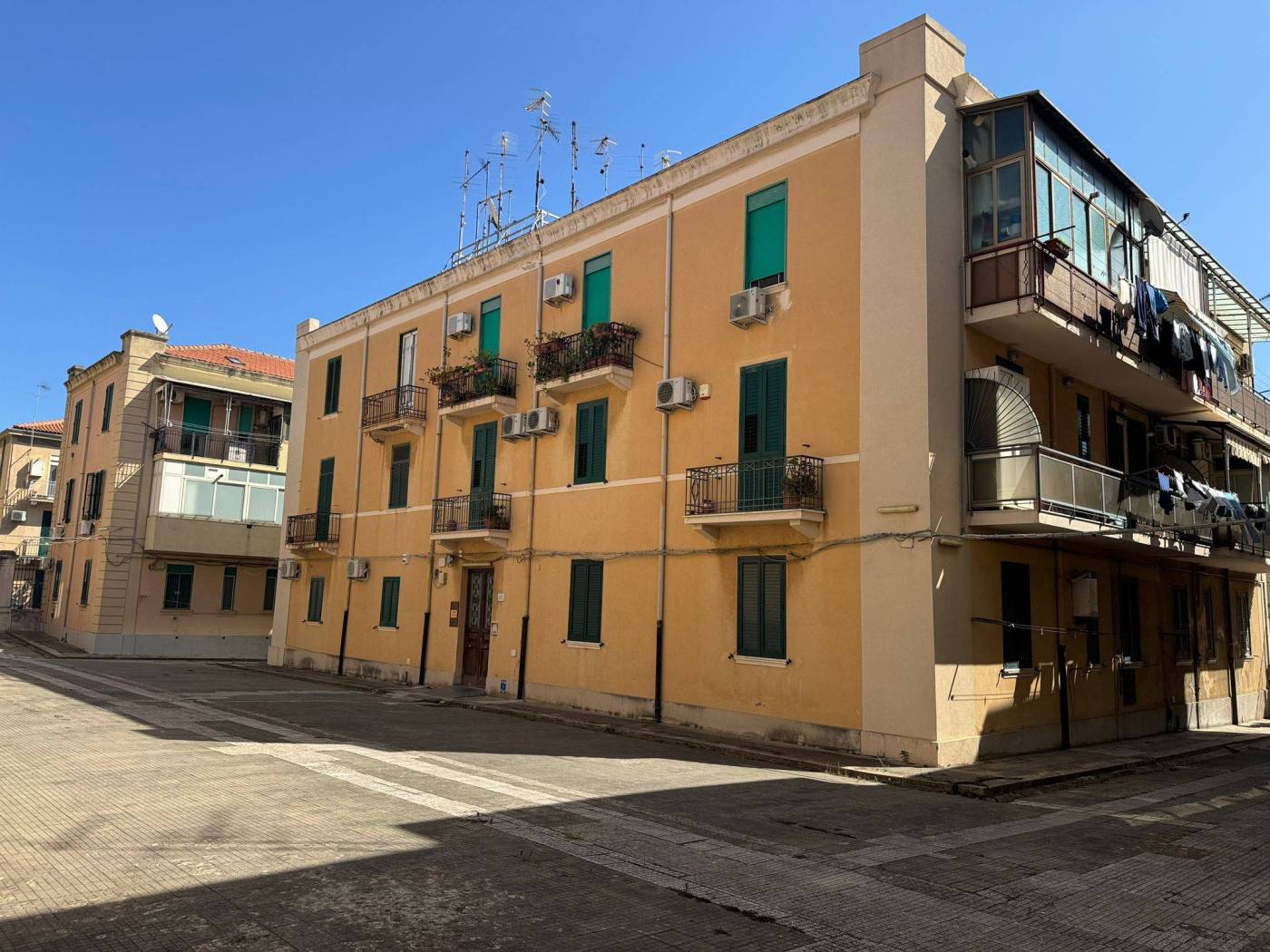 Appartamento in Vendita - Messina, Viale Europa - Via E.Geraci Appartamento in zona centrale! Luminoso , posto al primo piano, la possibilità di 