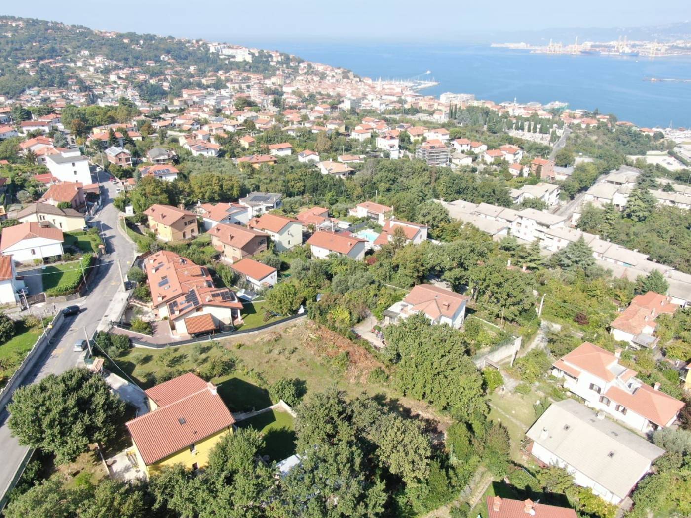 MUGGIA (SANTA BARBARA) Prossima realizzazione ville singole con giardino immerse nel verde e con vista mare. Composte da salone, cucina, tre stanze, 