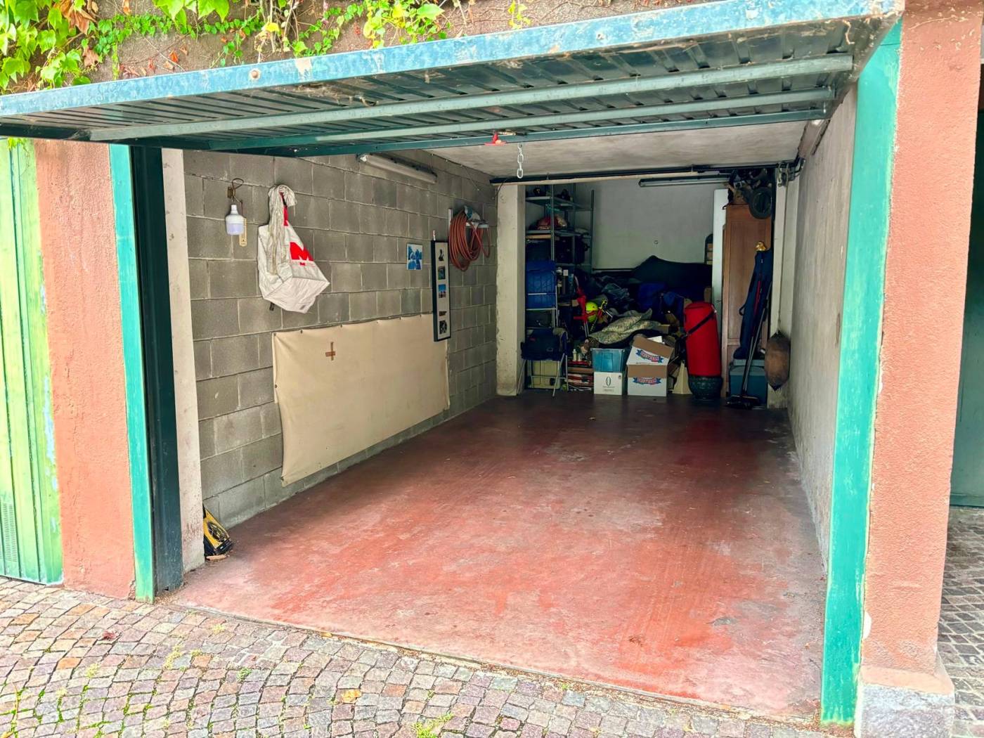 Si vende in zona centrale in Strada al Lago, comodo e ampio box doppio con porta di ingresso di 2,6 metri , largo 3 metri e profondo 9 metri