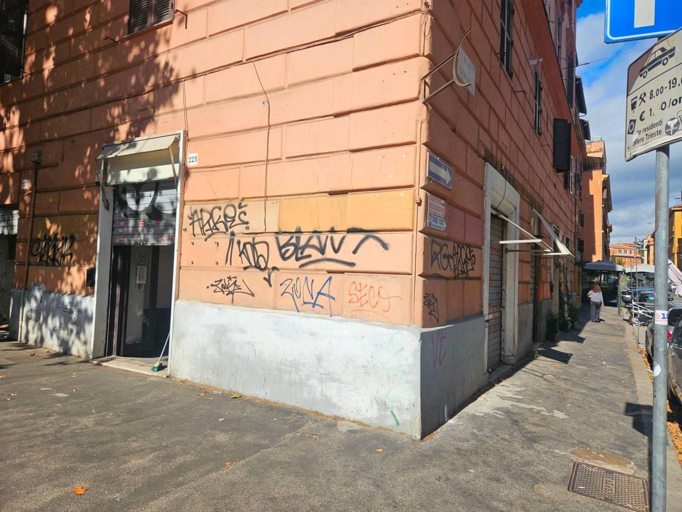 Trieste precisamente in via Nomentana angolo via Novara proponiamo in vendita un locale commerciale C/1 di 70 mq complessivi con tre vetrine. Il 