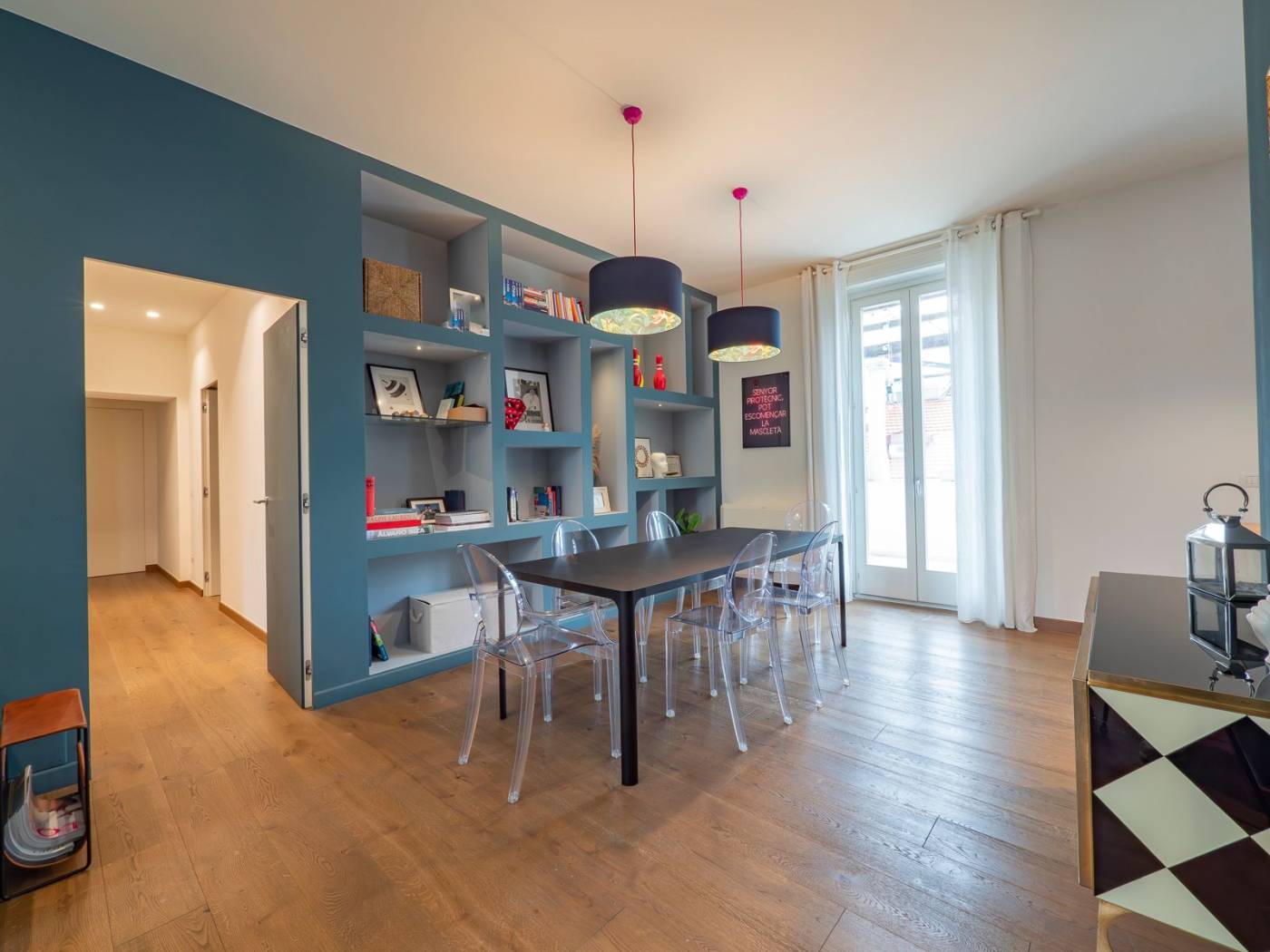 Si affitta bellissimo appartamento arredato con grande terrazzo , per un massimo di 18 mesi ( minimo 12 mesi) composto da ingresso, soggiorno con 