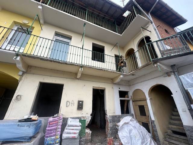 Galliate, casa semindipendente disposta su tre livelli composta da: al piano terra doppio ingresso, cucina abitabile, soggiorno e bagno con doccia; 