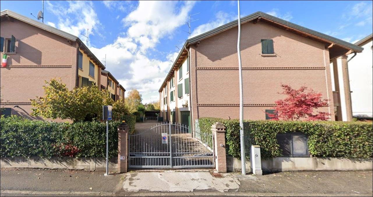 In quartiere residenziale vendesi villetta a schiera d'angolo con grande giardino. Così composta: al piano terra gargage, studio/taverna e bagno, al 